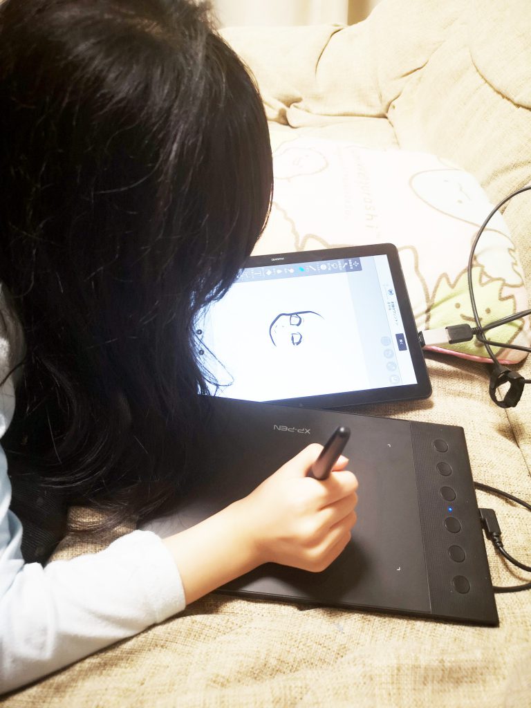 子供が板タブでお絵描き